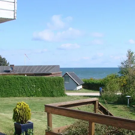 Three-bedroom Holiday In Allingabro 2